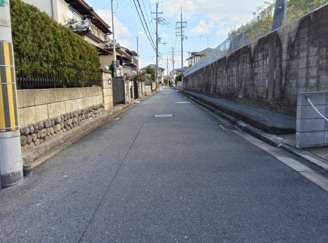 高槻市西冠1丁目土地の前面道路含む現地写真|前面道路（西側から）