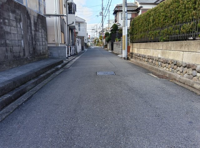 高槻市西冠1丁目土地の前面道路含む現地写真|前面道路（東側から）