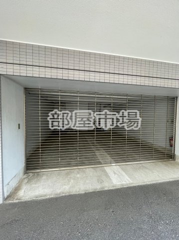 ラ・フォレ根岸の駐車場