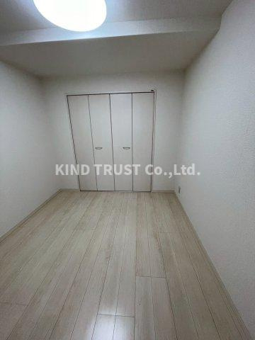 ハイマウントビルの居間・リビング|こちらのリビングで趣味の時間をお楽しみください