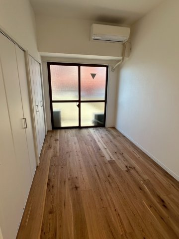 コロネード春日の洋室