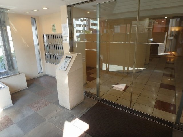 コロネード春日のエントランス