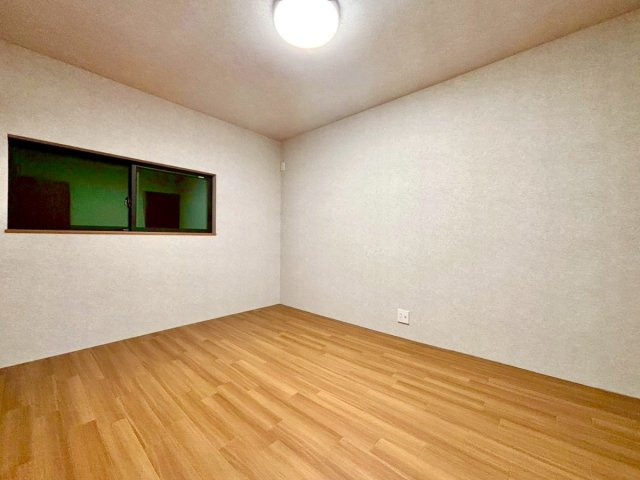 現地写真(洋室)
フローリングは暖かみのある色合いで仕上げております♪