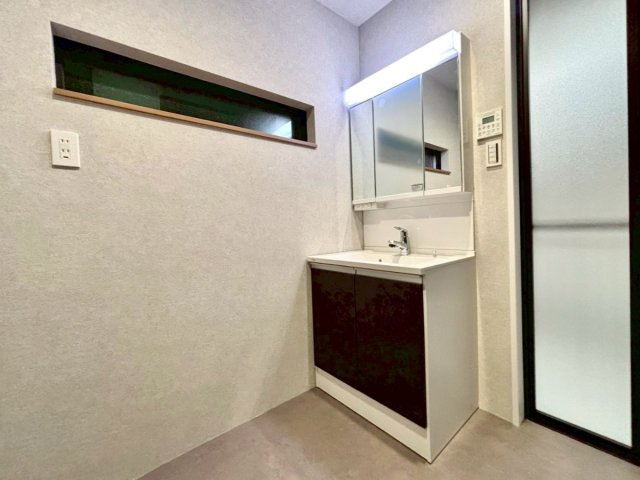 現地写真(洗面所)
白を基調とした清潔感のある洗面所♪