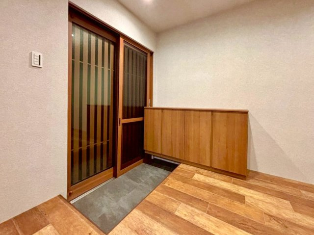 現地写真(玄関)
リノベーションならではの開放感のある広々とした玄関♪