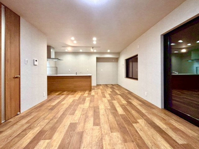 現地写真(リビング）
オンリーワンの素敵なリビング！！
解放感あるリビング現地写真でご家族とまったり♪