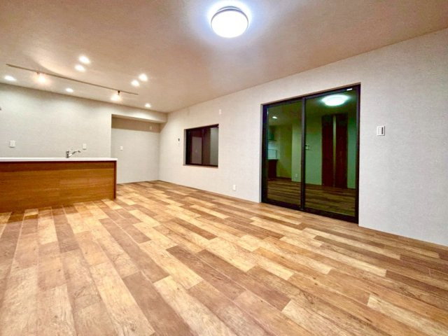 現地写真(リビング）
オンリーワンの素敵なリビング！！
解放感あるリビング現地写真でご家族とまったり♪