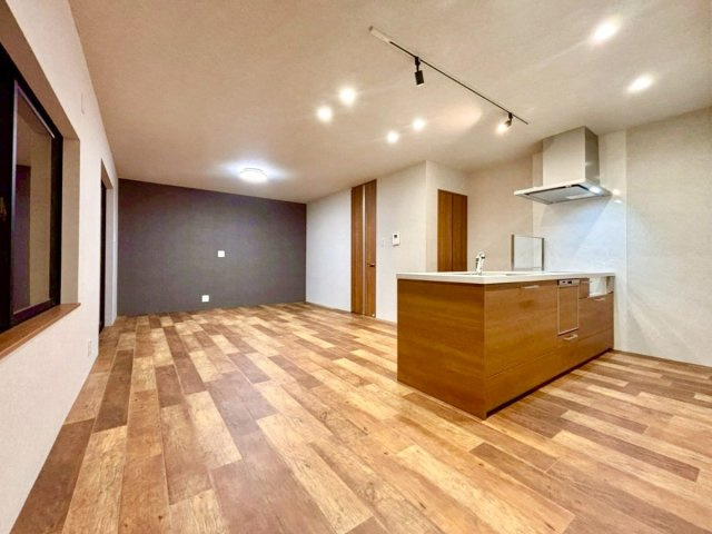 現地写真(リビング）
オンリーワンの素敵なリビング！！
解放感あるリビング現地写真でご家族とまったり♪