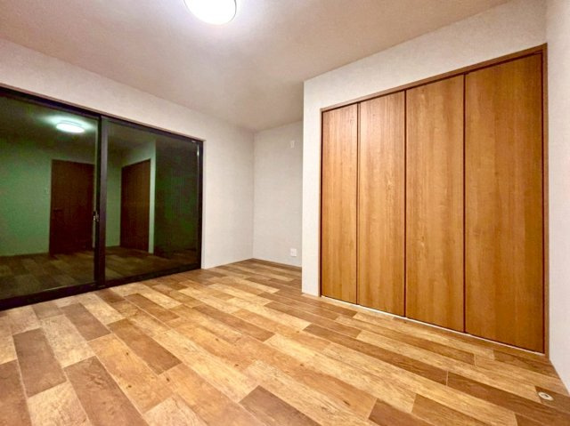 現地写真(洋室）
フローリングは暖かみのある色合いで仕上げております♪