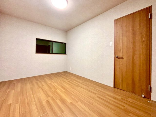 現地写真(洋室）
フローリングは暖かみのある色合いで仕上げております♪