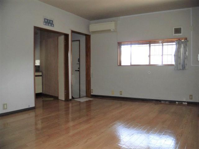 佐藤ビル（鈴谷2丁目）の居間・リビング|ゆったりとしたリビングです