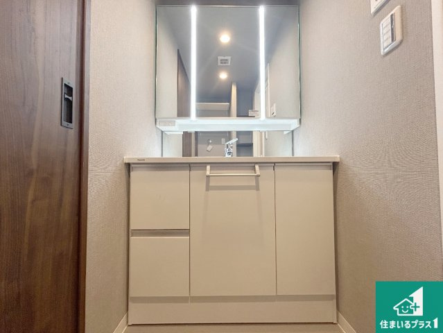 藤和浜寺公園ホームズ駅前通りの独立洗面台|清潔感のある洗面台です。フラットな鏡は掃除がしやすく毎日清潔！鏡裏には収納があるのでスッキリとした洗面台が保てます。