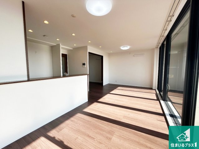 藤和浜寺公園ホームズ駅前通りの居間・リビング|日当たり良好の明るいリビングで朝の目覚めもスッキリできそう！対面キッチンでご家族のコミュニケーションも自然と増える設計！小さなお子様が遊ぶスペースを作っても広々とくつろげるLDK！