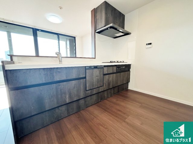 藤和浜寺公園ホームズ駅前通りのキッチン|収納豊富！浄水器付きキッチン！お子さまの様子を見ながらお料理を楽しむことができますね。家族のコミュニケーションが増え会話もはずみそう！