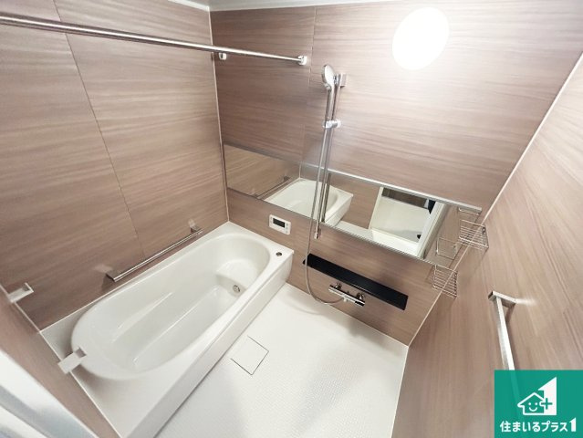 藤和浜寺公園ホームズ駅前通りの居間・リビング|太陽の光が差し込むとっても明るいリビング！思わず微笑みたくなる居心地の良さ。家族団らんの時間も増えそうなくつろぎのＬＤＫで、住む人のこだわりを活かすゆとりある空間♪