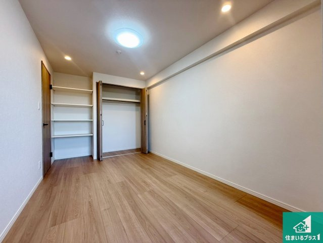 藤和浜寺公園ホームズ駅前通りの洋室|寝室は心地よい眠りについてもらいたくて、シンプルでかつ開放的な空間に！