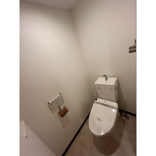 レジディア靭公園のトイレ|落ち着いた色調のトイレです