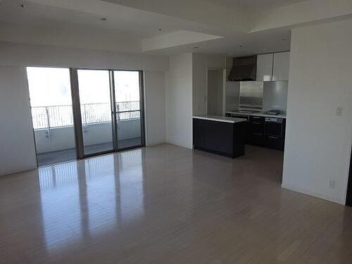 ライオンズマンション大阪スカイタワーの居間・リビング|ＬＤＫ約２３．７畳　※前回募集時／２０２２年３月の写真