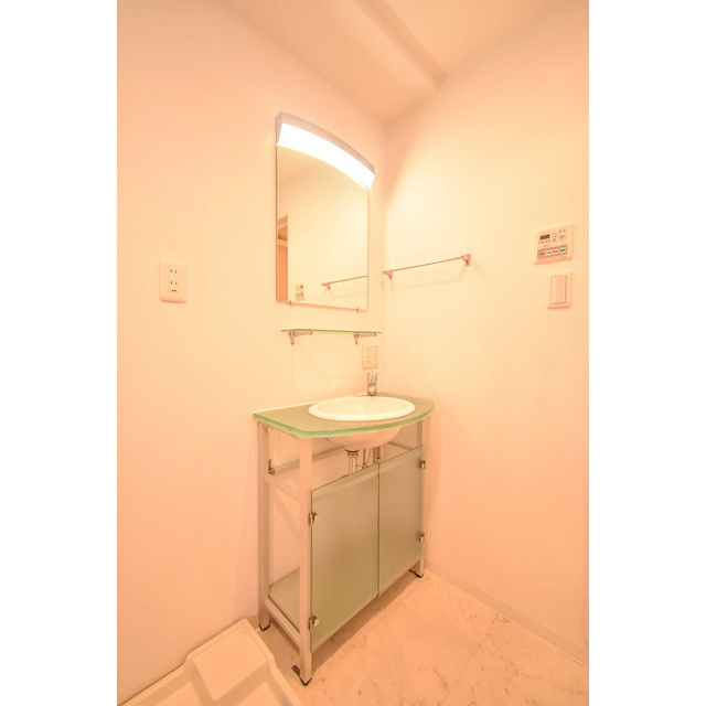 インボイス難波南レジデンスの洗面所|明るい洗面所です