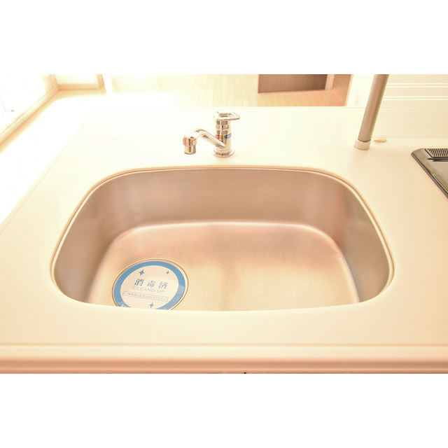 インボイス難波南レジデンスのキッチン|コンパクトなキッチンで掃除もラクラク