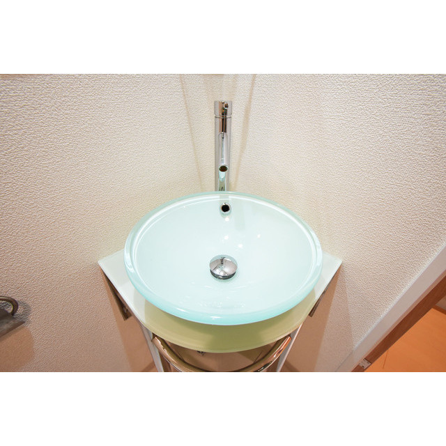 SERENiTE北浜の洗面所|明るい洗面所です