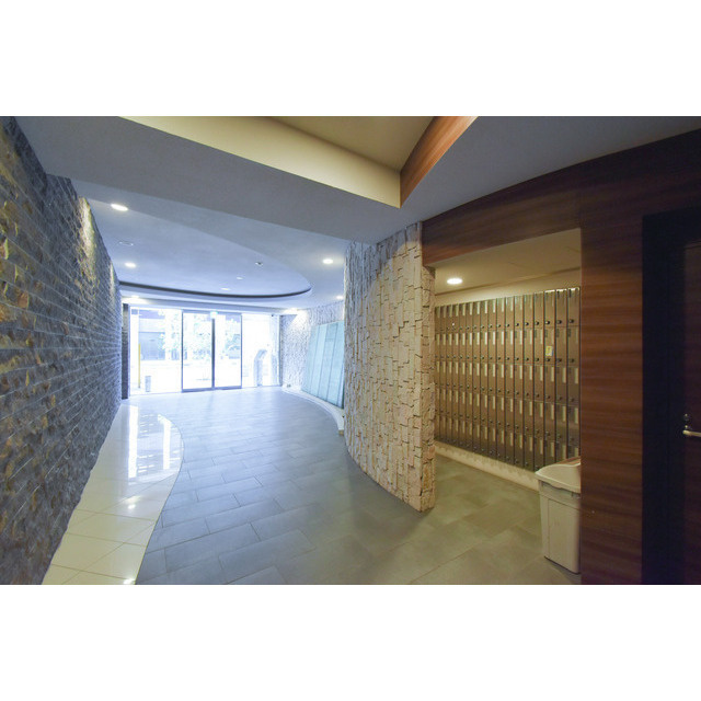 SERENiTE本町エコートの居間・リビング|こちらのリビングで趣味の時間をお楽しみください