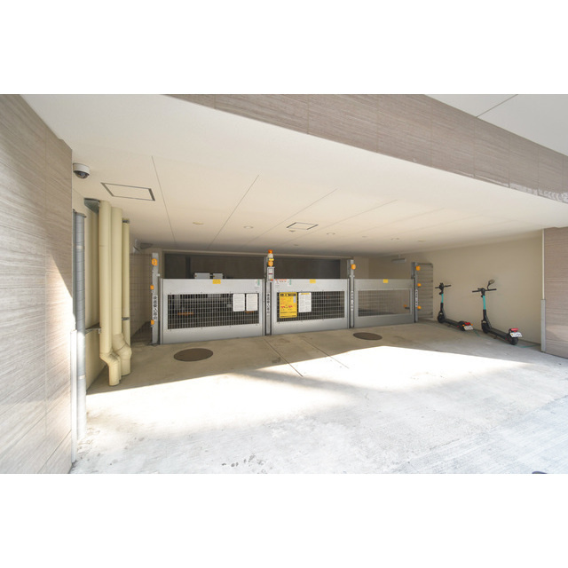 SERENiTE本町refletの駐車場|車をお持ちの方に嬉しい駐車場付きの物件です