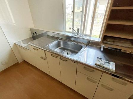 佐藤ビル（鈴谷2丁目）のキッチン|コンパクトなキッチンで掃除もラクラク