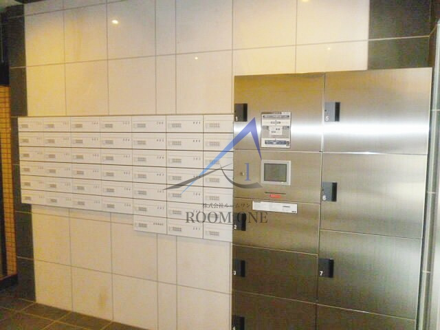 ライジングプレイス両国三番館のその他共用部分|集合ポストと宅配ボックスです。