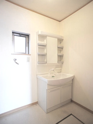 【洗面所】 | チェリーブロッサム | 嬉しい窓付きの洗面所です。