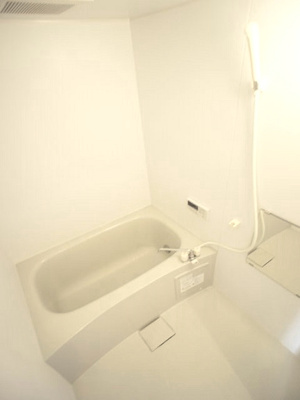 【浴室】 | チェリーブロッサム | 追い炊き機能付きでいつでも温かいお風呂に入ることができます。