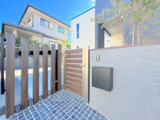 【外観】 | ◆爽やかな青空の下に贅沢なほどに降り注ぐ陽光、豊かな居住性と、クオリティが見事に調和した住空間は、住まうことの喜びを感じさせてくれます。