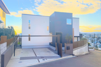 【外観】 | ◆一戸建てを中心とした街並みが整然と続き、周辺は高い建物が建っていないので、緑の多い閑静な趣を感じる環境です。街並みや周辺環境も重要なポイントです！！