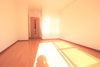 【別室参考写真】◆解放感ある居室スペース◆