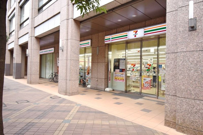セブンイレブン港区三田1丁目店 徒歩7分。 530m