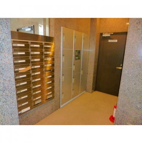 エルフラット鶯谷のエントランス|宅配ボックス