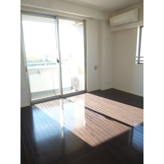 エルフラット鶯谷の居間・リビング