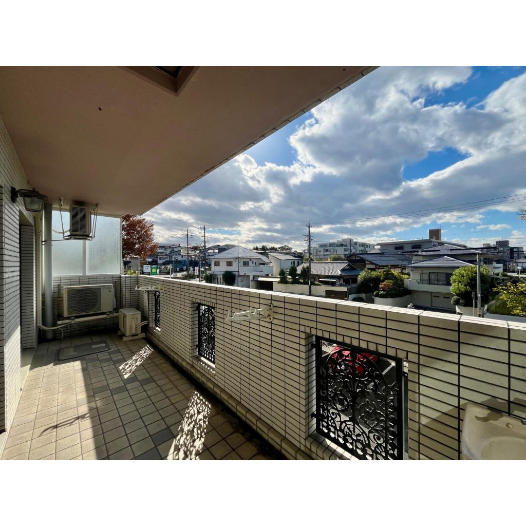 ヒルズ春山のバルコニー