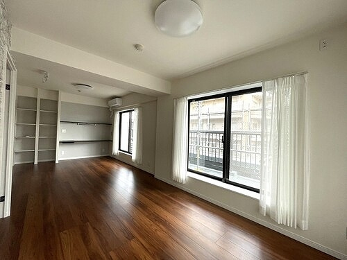 ライオンズプラザ川口本町の居間・リビング|リビングダイニングキッチン　約18.1畳　内装後　別角