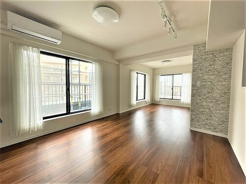 ライオンズプラザ川口本町の居間・リビング|リビングダイニングキッチン　約18.1畳　内装後