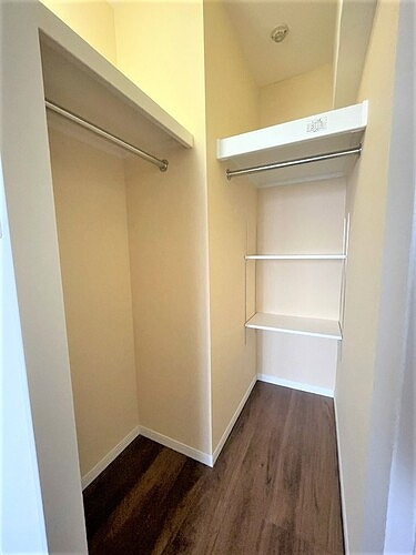 ライオンズプラザ川口本町の収納|ウォークインクロゼット　洋室約5.2畳　内装後