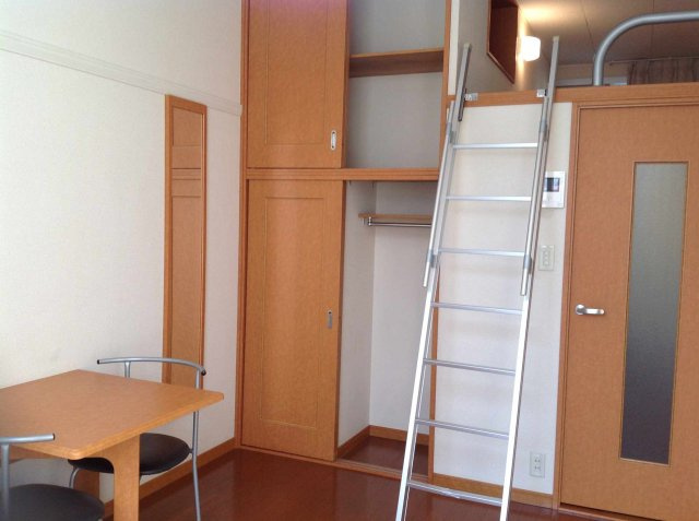 レオパレスレアルの居間・リビング