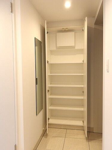 プレセダン板橋本町の玄関|姿見、下駄箱※同タイプ別部屋2025.11新築未入居時撮影