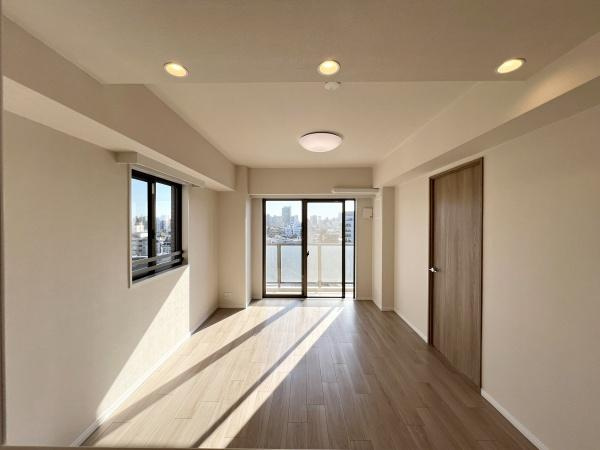 【居間・リビング】 | 三軒茶屋シティハウス | 窓からの日差し・風・すべてが心地よくゆったりとした時間を過ごせます♪