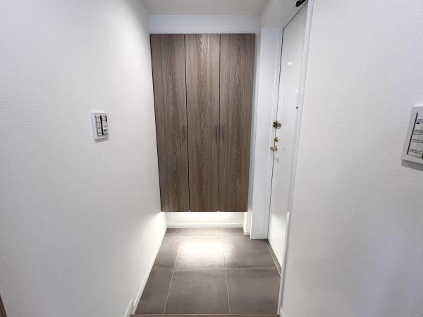 【玄関】 | 三軒茶屋シティハウス | 玄関回りも綺麗にまとまっています