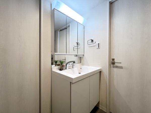 ライオンズマンション上野毛第二の独立洗面台|十分な大きさの洗面台は収納力大。身だしなみチェックや歯磨きなど、朝の慌ただしい時間でも余裕とゆとりを感じられます♪
