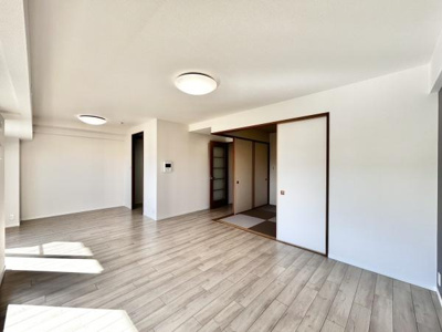 【居間・リビング】 | ソフィア泉ヶ丘パークヴェール | 大型テレビも置ける広々リビングは、陽当りが良く、部屋いっぱいに明るい陽光が広がります。
