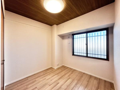 【寝室】 | ソフィア泉ヶ丘パークヴェール | 木目のフローリングが暖かみのある室内に。明るい寝室で心地のいい朝を迎えられそう。