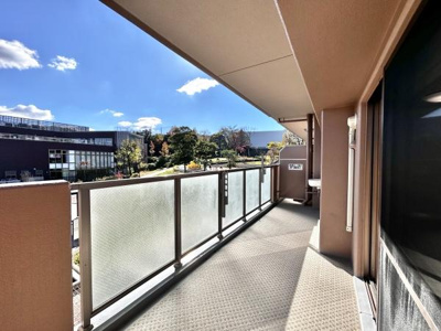 【バルコニー】 | ソフィア泉ヶ丘パークヴェール | 太陽の光と爽やかな風を受けたお洗濯物はあっという間に乾き、取りこむ時には太陽の匂いを感じられそうですね♪