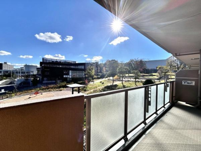 【バルコニー】 | ソフィア泉ヶ丘パークヴェール | テーブルと椅子を出して食事したり、趣味のガーデニングを楽しんだり。子どもと一緒にちょっとしたアウトドア感覚で活用することも可能です♪